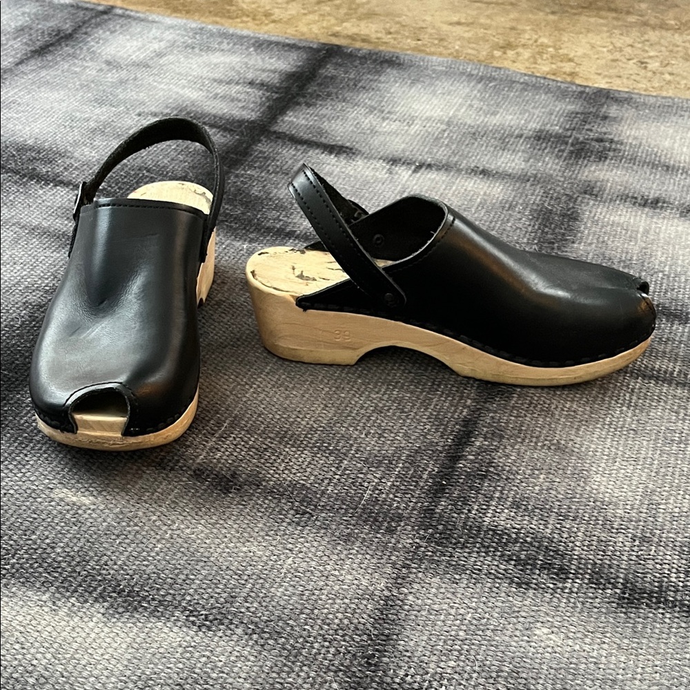 Sven Clogs Black Leather Women's Mules with Tan Wooden Sole, 39